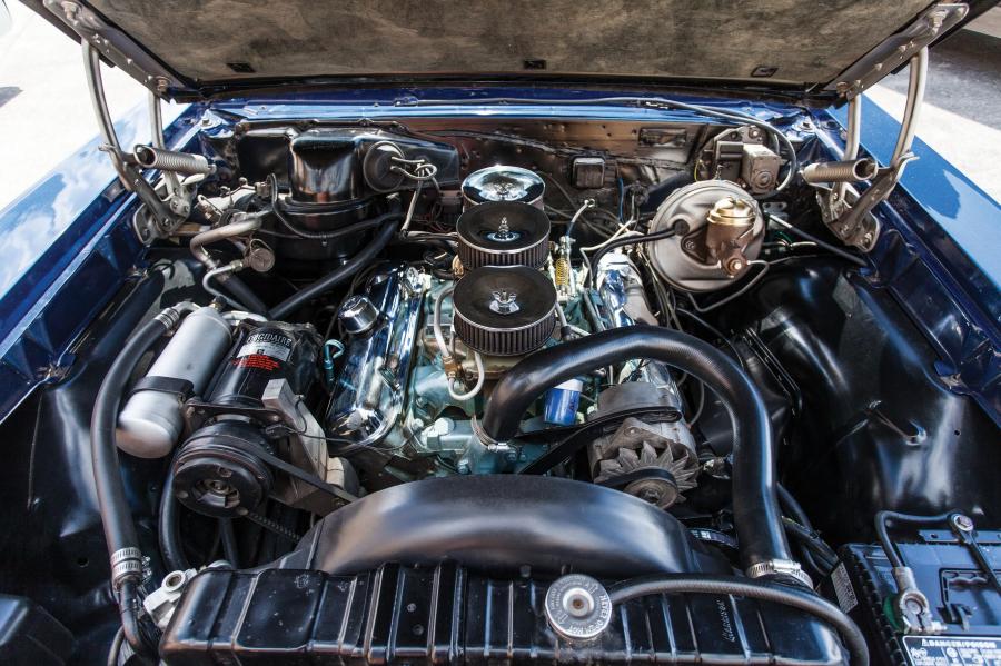 Моторный отсек Pontiac Tempest GTO Cordova Top Hardtop Coupe 1966 года  (фото 15 из 22)